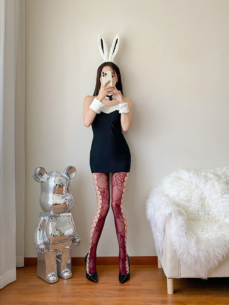 The thin fishnet stockings with medium-sized mesh for women are alluring.