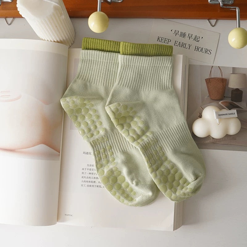Cotton Anti Slip Yoga Socks Medium Length Socks Solid Color Fitness Pilates Women's Sports Socks Gradient Color Socks