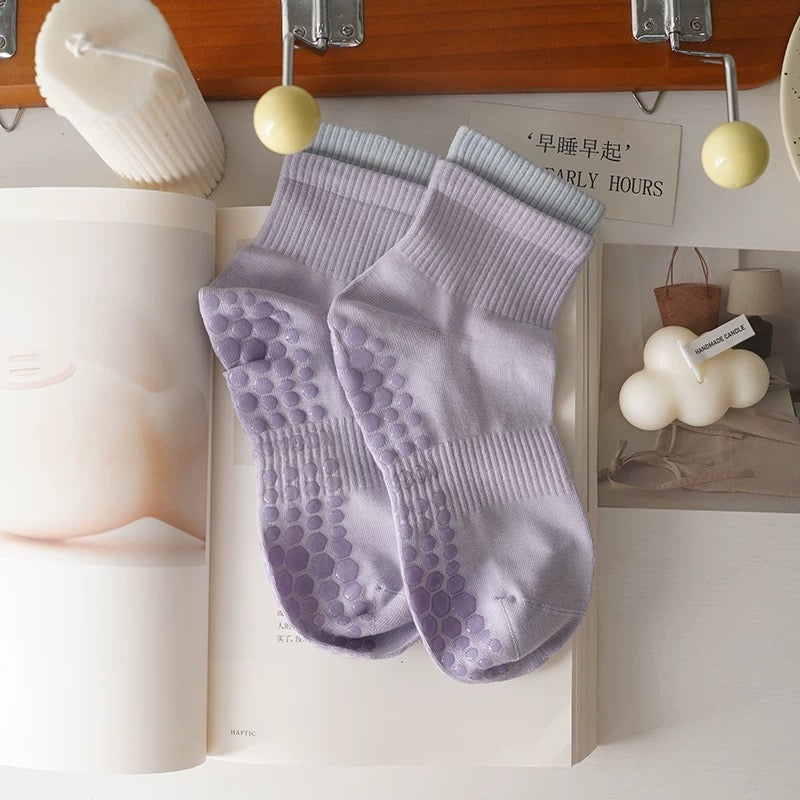 Cotton Anti Slip Yoga Socks Medium Length Socks Solid Color Fitness Pilates Women's Sports Socks Gradient Color Socks