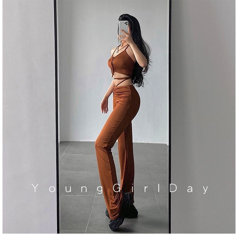 "Elegant and chic in brown π Perfect for those who love simple yet striking details."