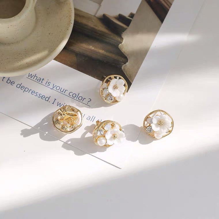 White flower round earrings