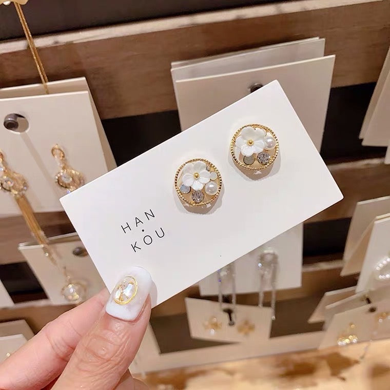 White flower round earrings