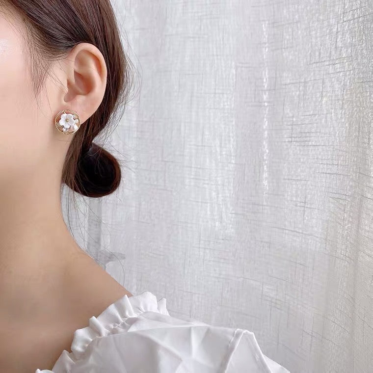 White flower round earrings