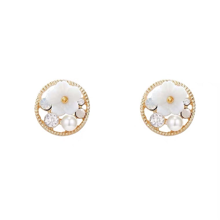 White flower round earrings