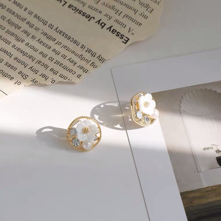 White flower round earrings