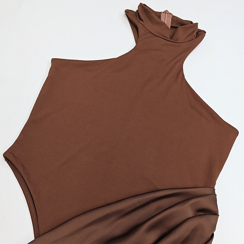 Abito lungo marrone a collo alto senza maniche con taglio laterale in vita, dettaglio drappeggiato sui fianchi, corpetto aderente ed elegante silhouette fasciante fino ai piedi