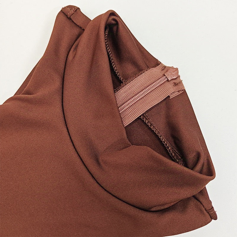 Abito lungo marrone a collo alto senza maniche con taglio laterale in vita, dettaglio drappeggiato sui fianchi, corpetto aderente ed elegante silhouette fasciante fino ai piedi