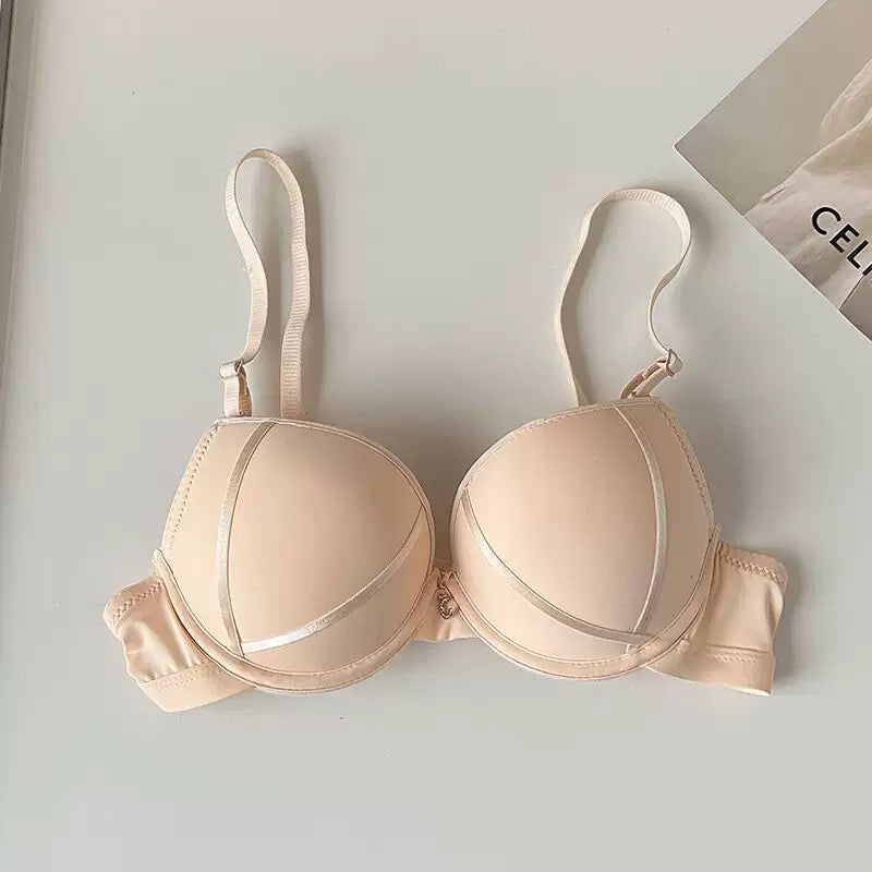 Women’s Wireless Push Bra – No Traces, Anti-Sagging, Seamless Support for Small Busts with Stylish Letter Print