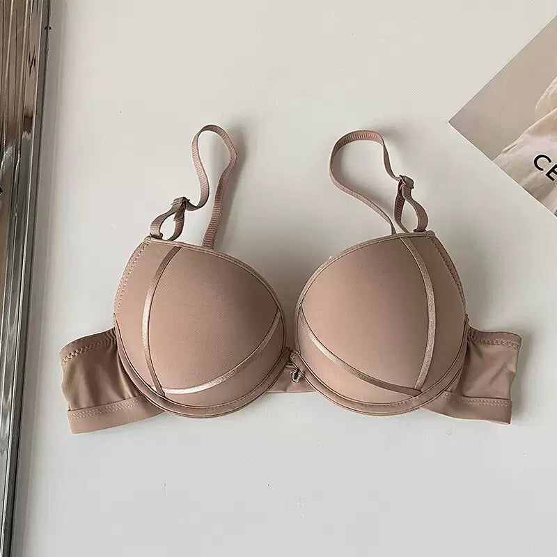 Women’s Wireless Push Bra – No Traces, Anti-Sagging, Seamless Support for Small Busts with Stylish Letter Print