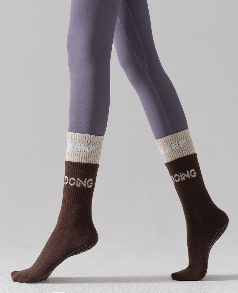 Cotton Anti Slip Yoga Socks Medium Length Socks Solid Color Fitness Pilates Women's Sports Socks Gradient Color Socks