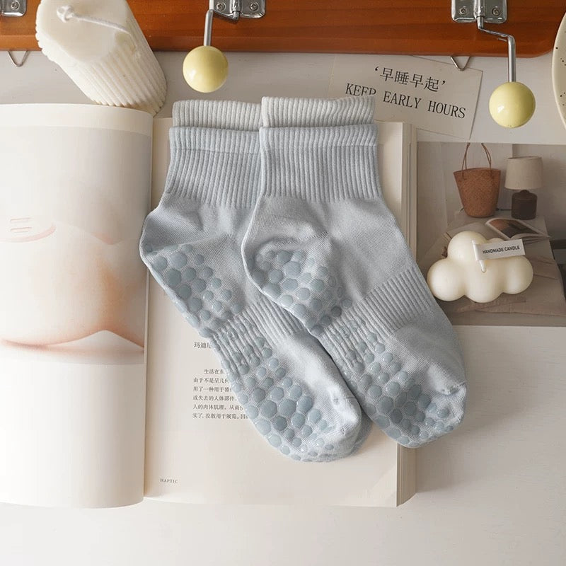 Cotton Anti Slip Yoga Socks Medium Length Socks Solid Color Fitness Pilates Women's Sports Socks Gradient Color Socks
