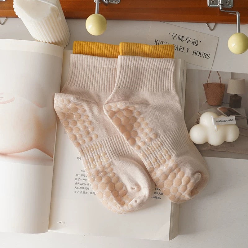 Cotton Anti Slip Yoga Socks Medium Length Socks Solid Color Fitness Pilates Women's Sports Socks Gradient Color Socks