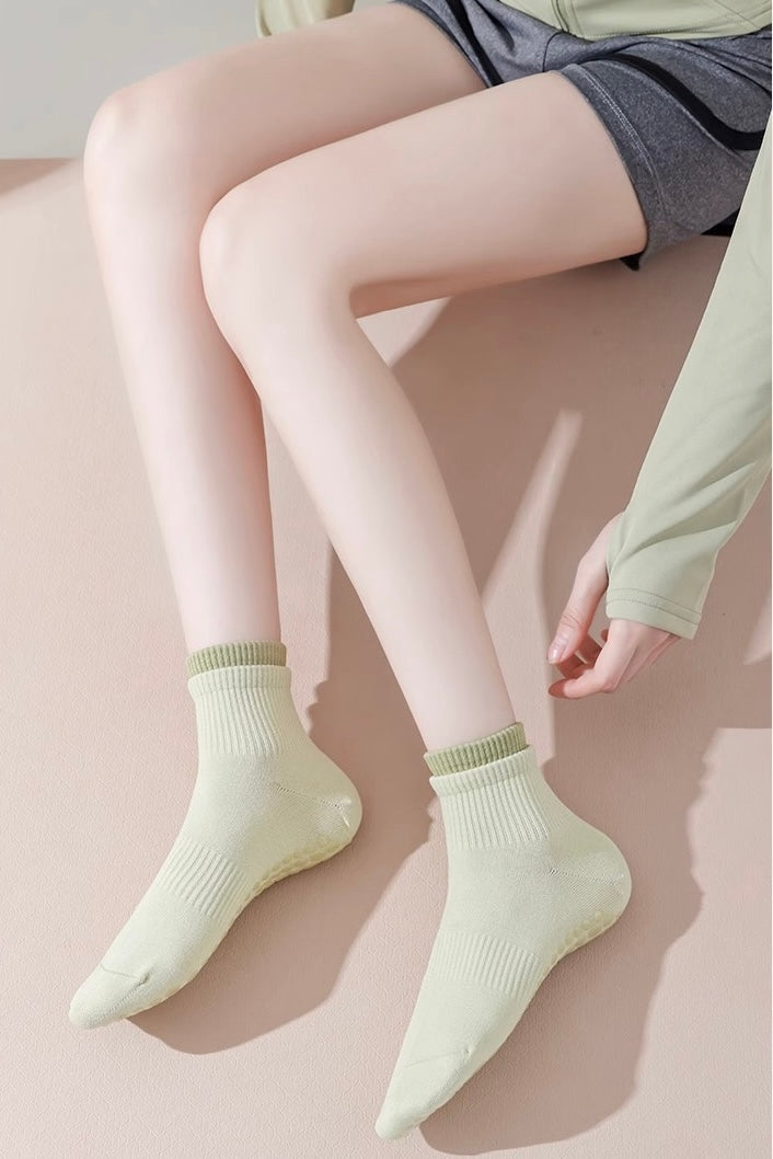 Cotton Anti Slip Yoga Socks Medium Length Socks Solid Color Fitness Pilates Women's Sports Socks Gradient Color Socks