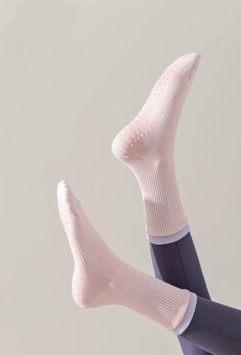 Cotton Anti Slip Yoga Socks Medium Length Socks Solid Color Fitness Pilates Women's Sports Socks Gradient Color Socks