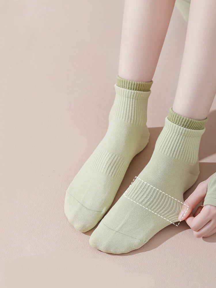 Cotton Anti Slip Yoga Socks Medium Length Socks Solid Color Fitness Pilates Women's Sports Socks Gradient Color Socks