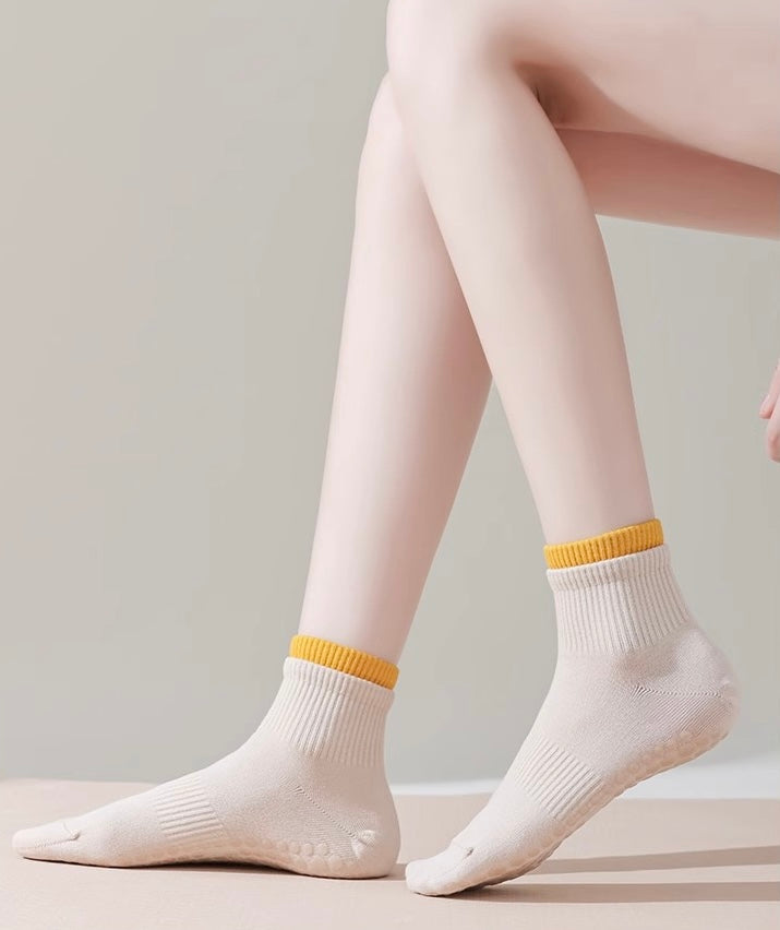 Cotton Anti Slip Yoga Socks Medium Length Socks Solid Color Fitness Pilates Women's Sports Socks Gradient Color Socks