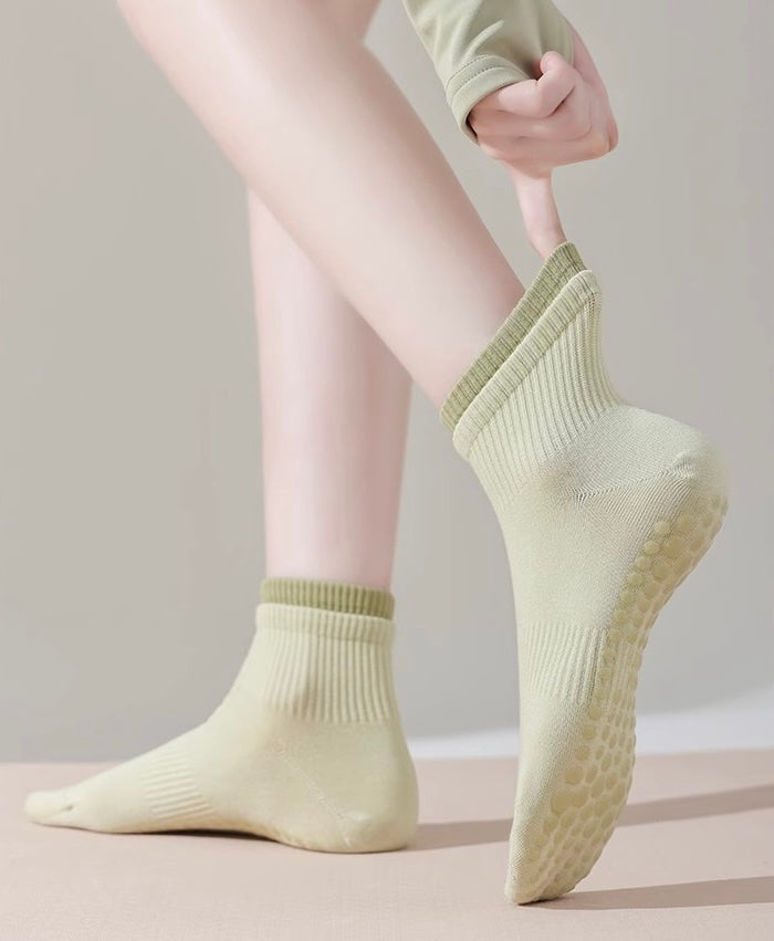 Cotton Anti Slip Yoga Socks Medium Length Socks Solid Color Fitness Pilates Women's Sports Socks Gradient Color Socks