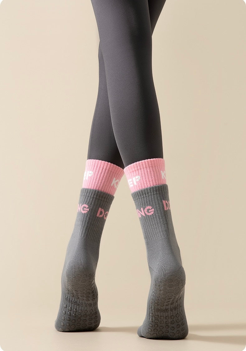 Cotton Anti Slip Yoga Socks Medium Length Socks Solid Color Fitness Pilates Women's Sports Socks Gradient Color Socks