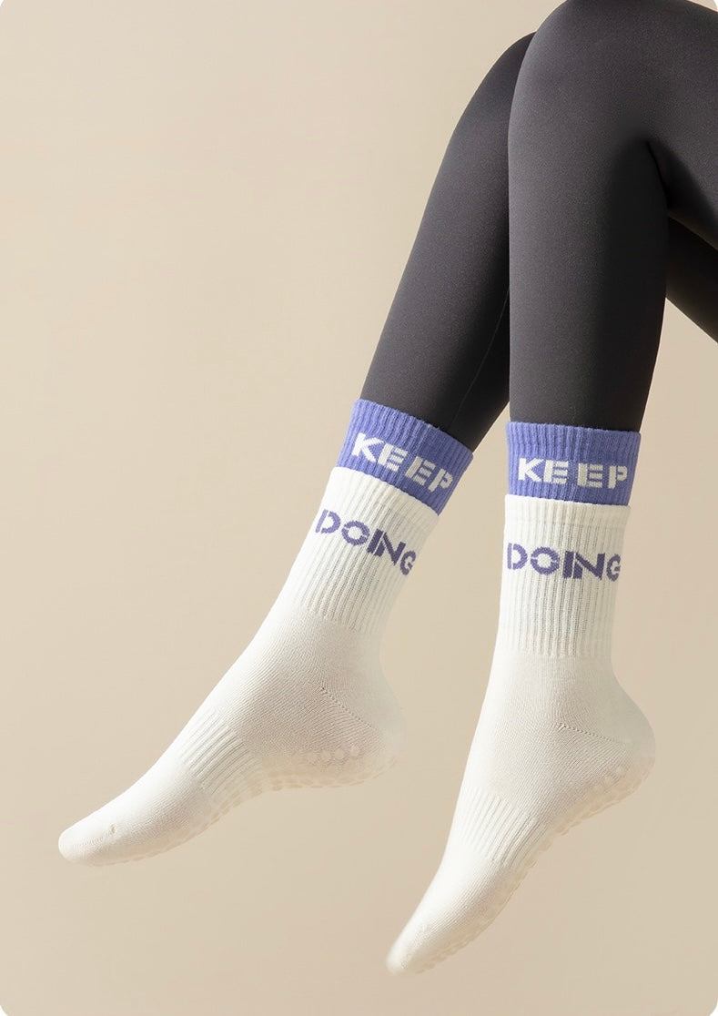 Cotton Anti Slip Yoga Socks Medium Length Socks Solid Color Fitness Pilates Women's Sports Socks Gradient Color Socks