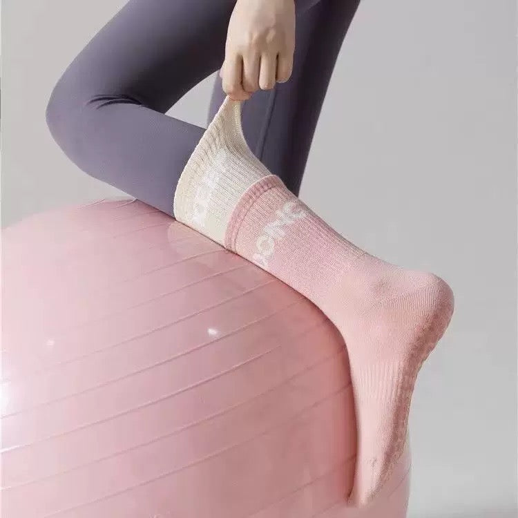 Cotton Anti Slip Yoga Socks Medium Length Socks Solid Color Fitness Pilates Women's Sports Socks Gradient Color Socks