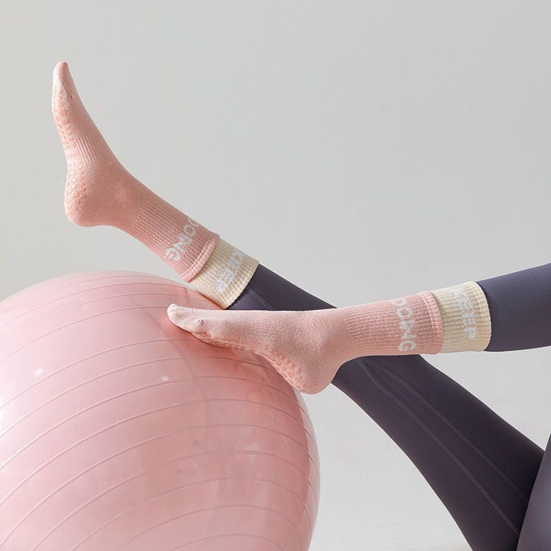 Cotton Anti Slip Yoga Socks Medium Length Socks Solid Color Fitness Pilates Women's Sports Socks Gradient Color Socks